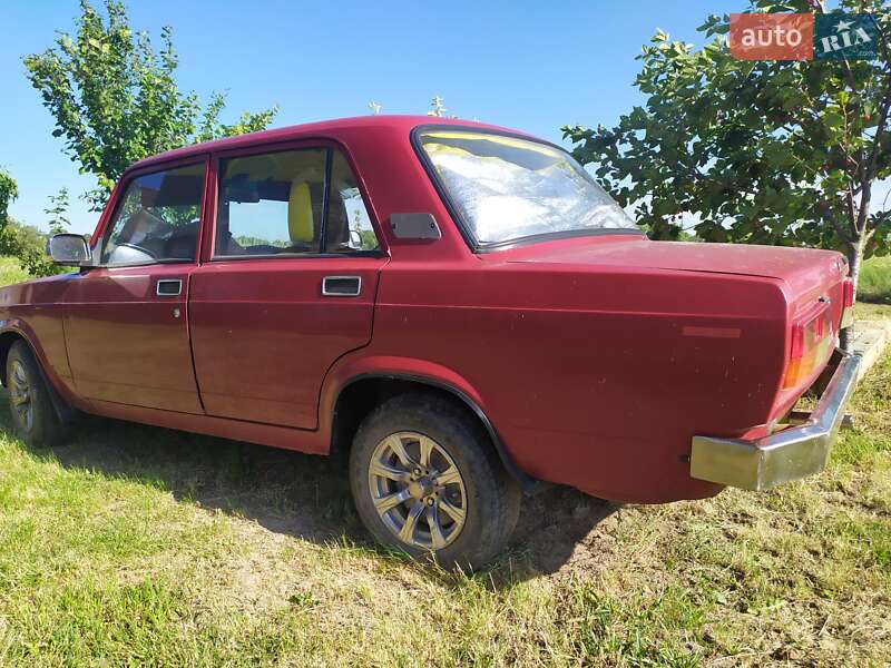 Седан ВАЗ / Lada 2107 1996 в Черновцах