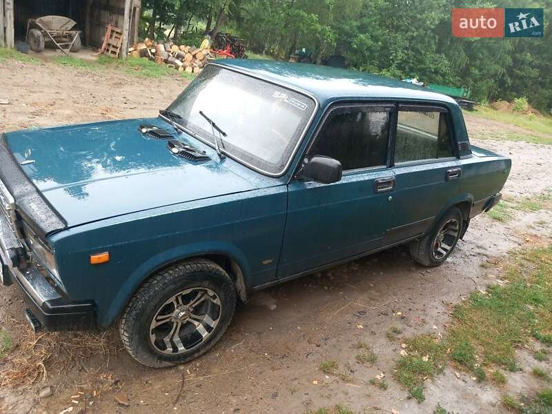 Седан ВАЗ / Lada 2107 2002 в Сторожинце