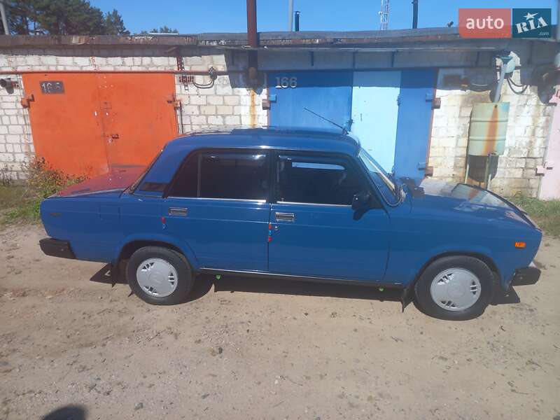 Седан ВАЗ / Lada 2107 2001 в Славутиче
