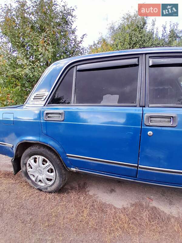 Седан ВАЗ / Lada 2107 1991 в Ромнах
