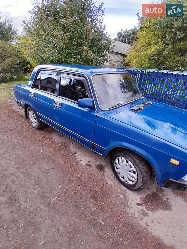 Седан ВАЗ / Lada 2107 1991 в Ромнах