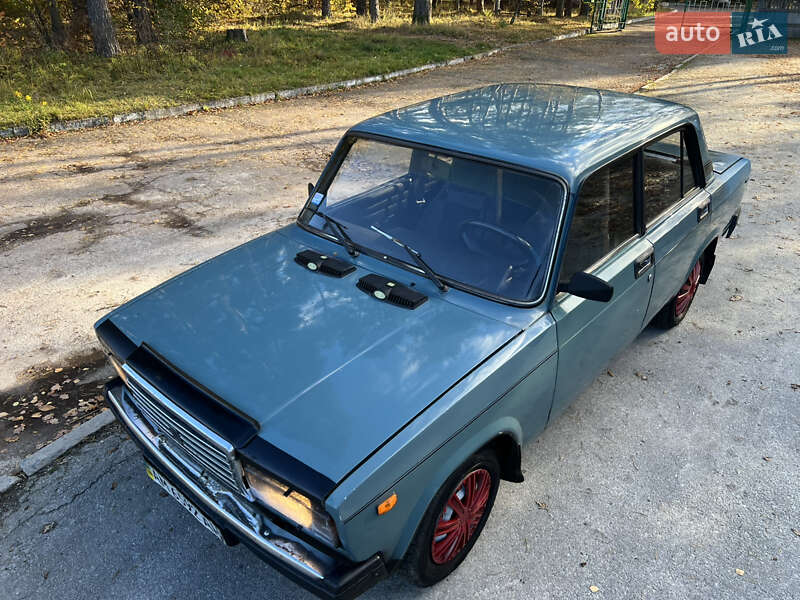 Седан ВАЗ 2107 2003 в  фото Седан ВАЗ 2107 2003 в