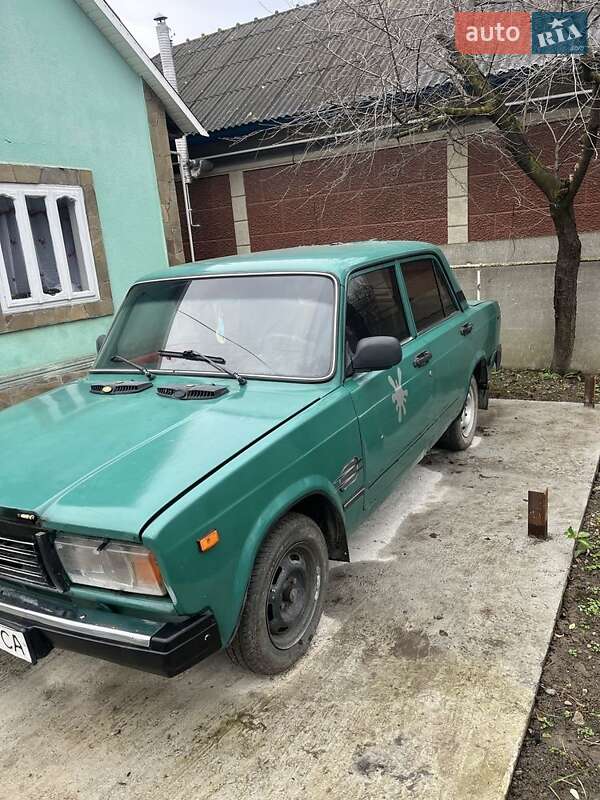 Седан ВАЗ / Lada 2107 2004 в Чернівцях