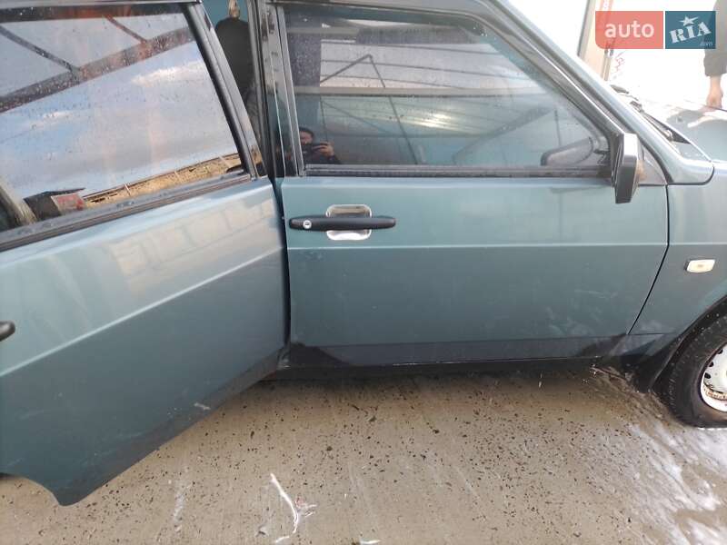 Седан ВАЗ / Lada 21099 2001 в Луцке