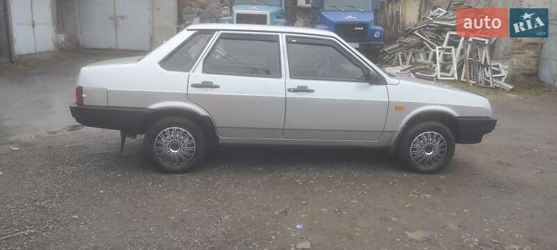 Седан ВАЗ / Lada 21099 2003 в Черновцах
