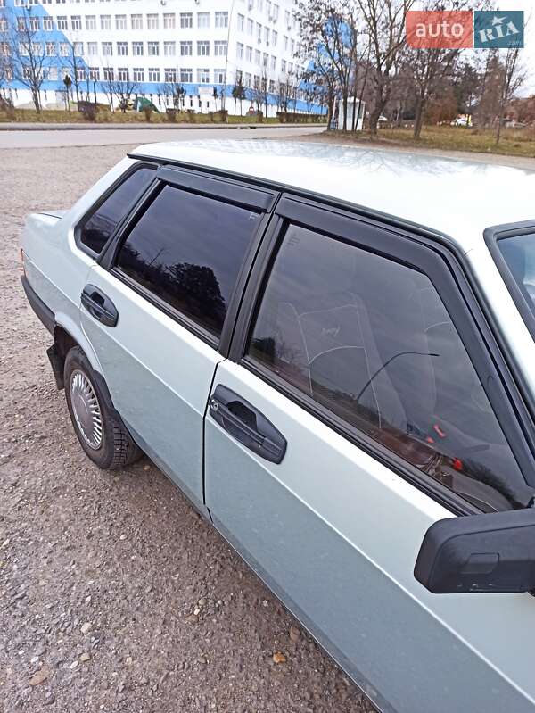 Седан ВАЗ / Lada 21099 2001 в Ужгороде