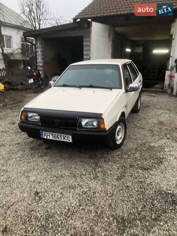Седан ВАЗ / Lada 21099 1992 в Бурштыне