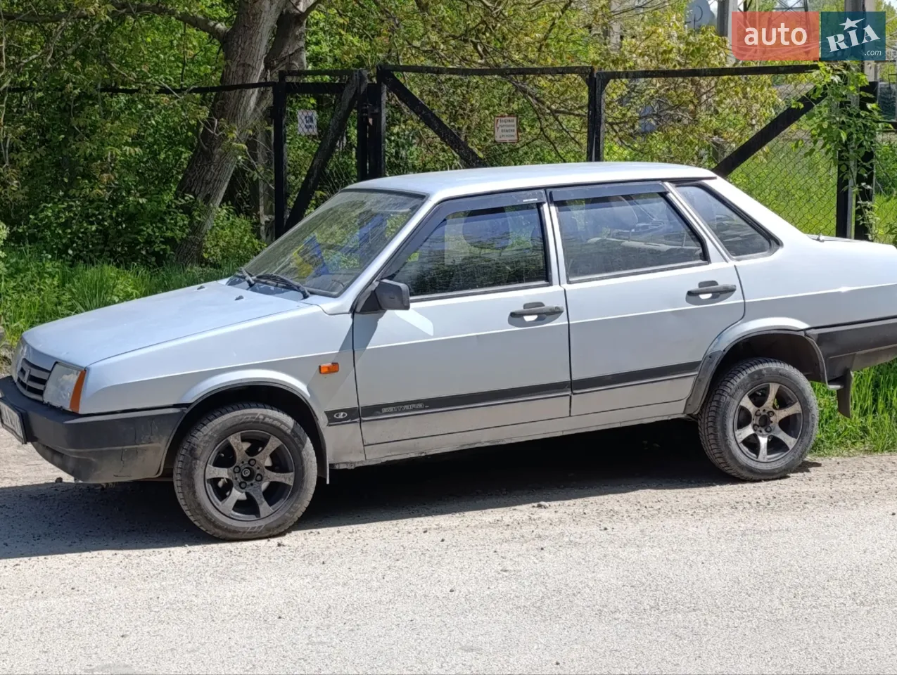 Авто ціле, вікна усі рідні, присутні сліди експлуатації. Встановлен газ евро 4, хороша резина. Переоформлення без проблем, можливо через дію