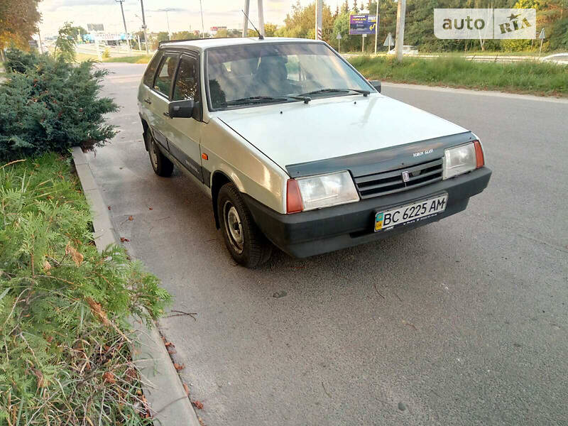 Хэтчбек ВАЗ / Lada 2109 2002 в Львове