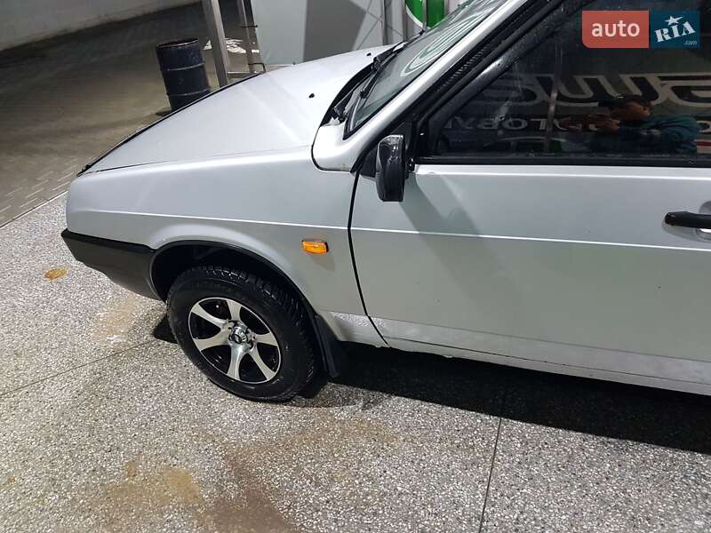 Хетчбек ВАЗ / Lada 2109 2003 в Чернівцях