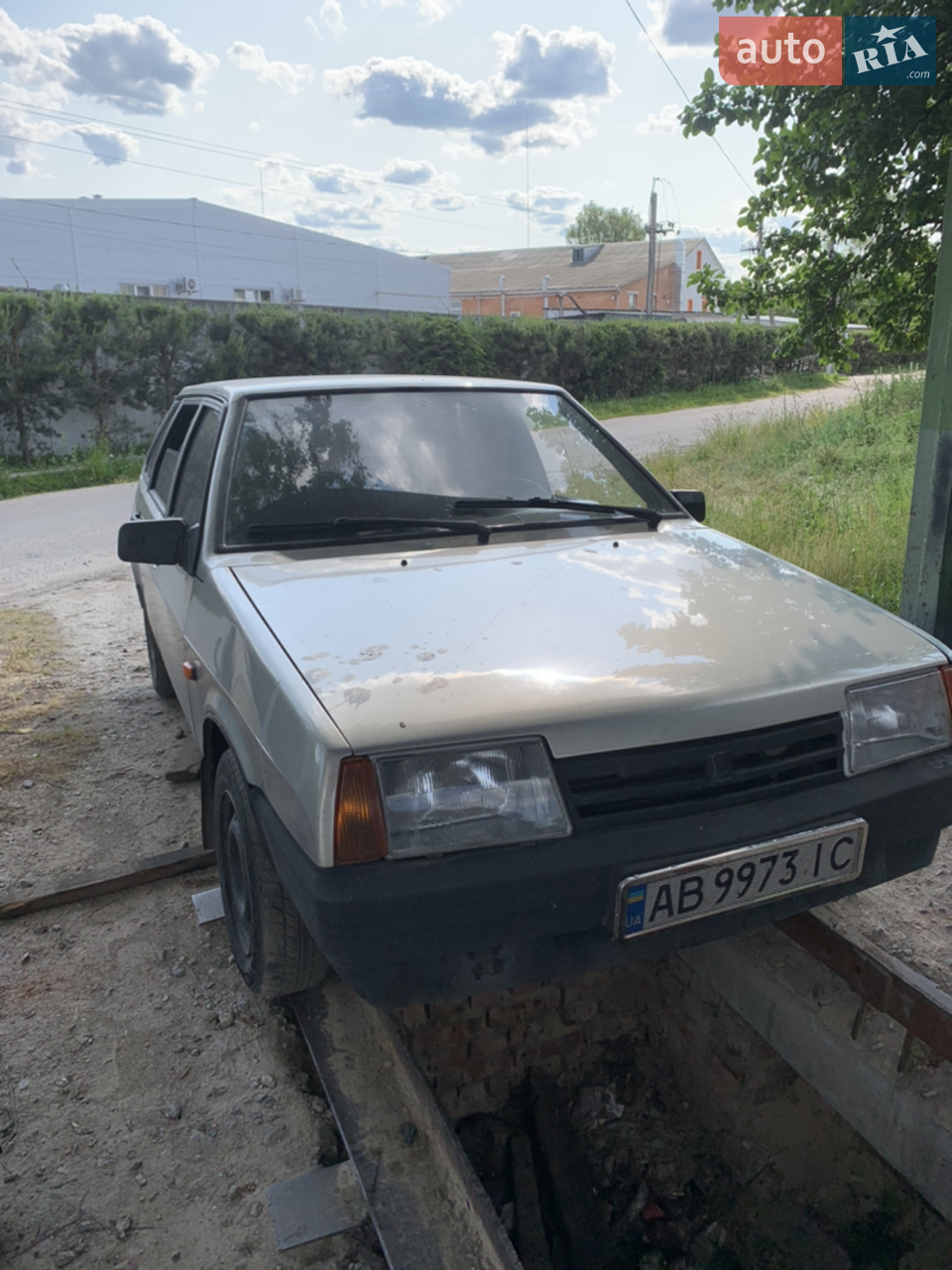 2109 на повному ходу, по кузову 7/10 по техніці 8/10 потрібно дивитись до передньої підвіски, по кузову замінене крило, в ДТП не була, всі силові цілі, стакан цілий, машина на мені, має рижики по периметру, але не критично, дно ціле, варити не потрібно, в мене 2-гий рік, але більшість часу стоїть і не виїжджає, є рідні оригінальні цілі стопи в гарному стані, запасний комплект резини на дисках, стоїть музика, по салону з нюансів тільки переднє водійське, на спинкі має протертісь, їде бомба, газ вписаний, звоніть питайте…