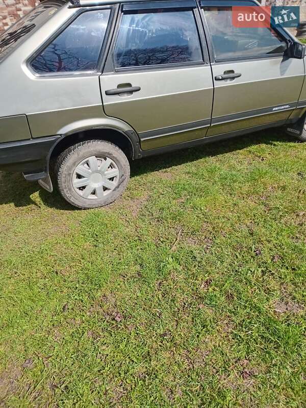 Хэтчбек ВАЗ / Lada 2109 2002 в Старом Самборе фото 7 Хэтчбек ВАЗ / Lada 2109 2002 в Старом Самборе