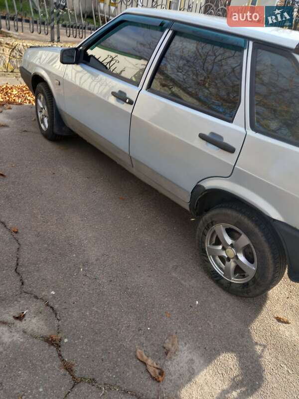 Хэтчбек ВАЗ / Lada 2109 2004 в Синельниково