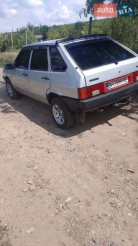 Хэтчбек ВАЗ / Lada 2109 2001 в Белгороде-Днестровском фото 2 Хэтчбек ВАЗ / Lada 2109 2001 в Белгороде-Днестровском
