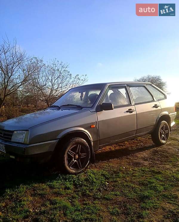 Хэтчбек ВАЗ / Lada 2109 1998 в Путивле фото Хэтчбек ВАЗ / Lada 2109 1998 в Путивле