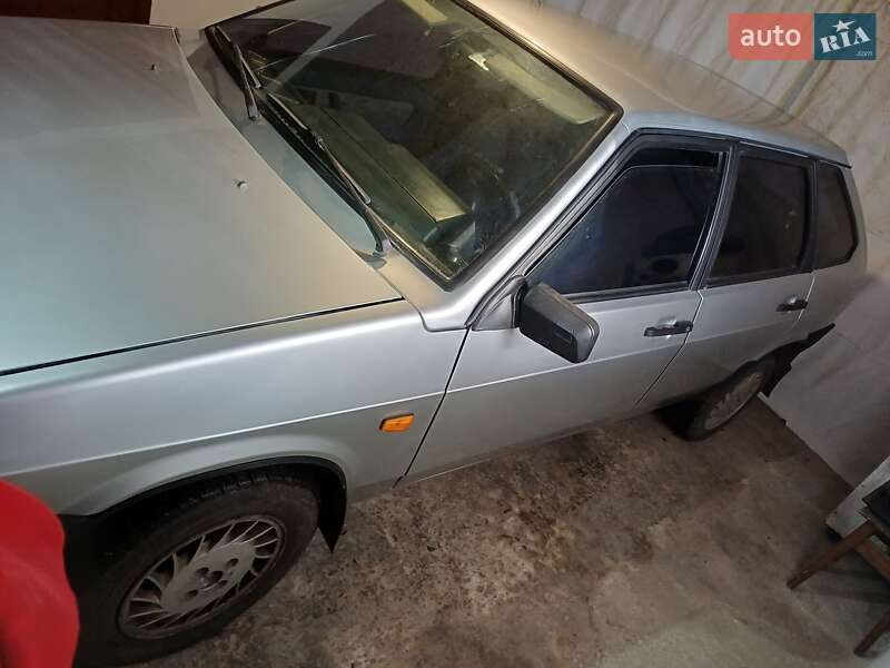 Хэтчбек ВАЗ / Lada 2109 2003 в Ужгороде