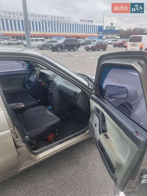 Седан ВАЗ / Lada 2110 2001 в Киеве