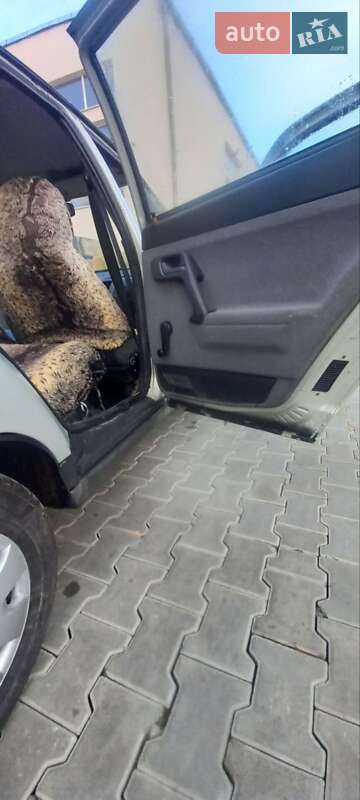 Хетчбек ВАЗ / Lada 2111 2004 в Чернівцях фото 5 Хетчбек ВАЗ / Lada 2111 2004 в Чернівцях