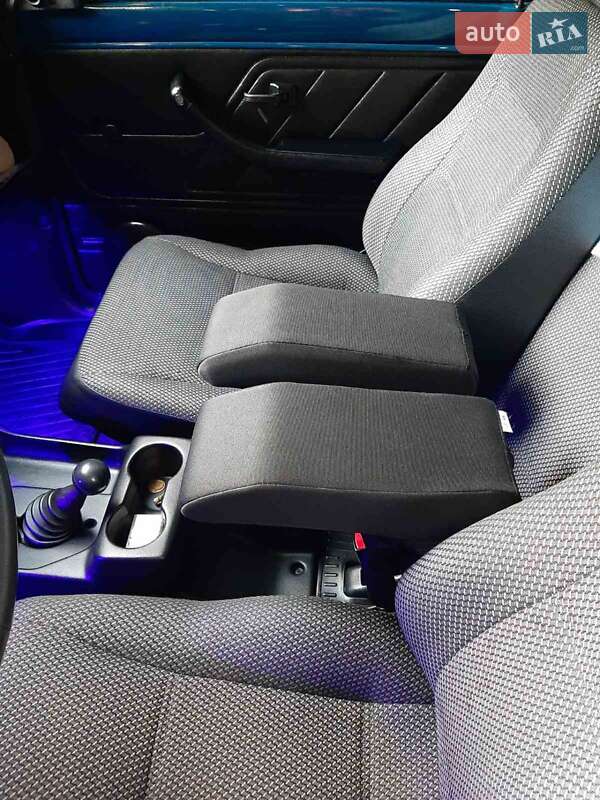 Внедорожник / Кроссовер ВАЗ / Lada 21214 / 4x4 2011 в Киеве