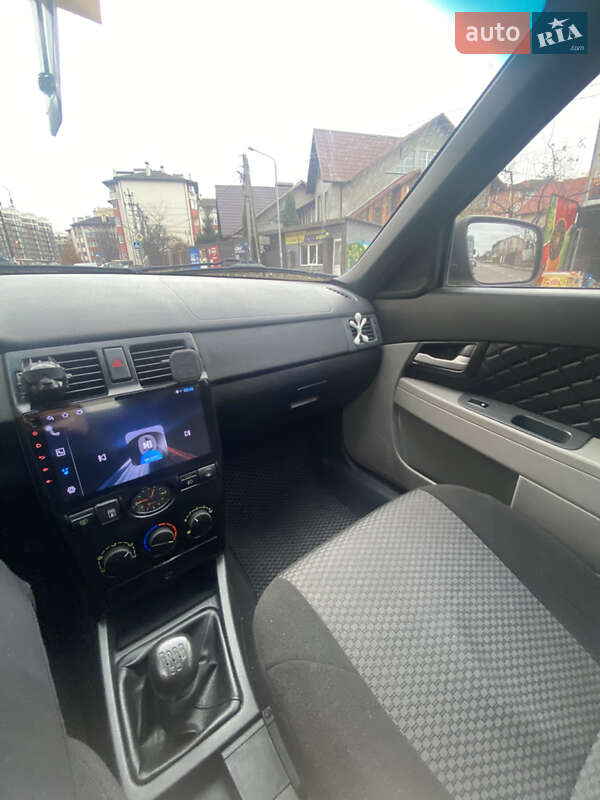 Хэтчбек ВАЗ / Lada 2172 Priora 2010 в Софиевской Борщаговке фото 11 Хэтчбек ВАЗ / Lada 2172 Priora 2010 в Софиевской Борщаговке