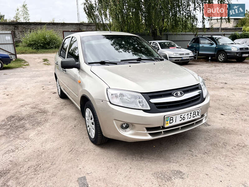 Седан ВАЗ 2190 Granta 2013 в 