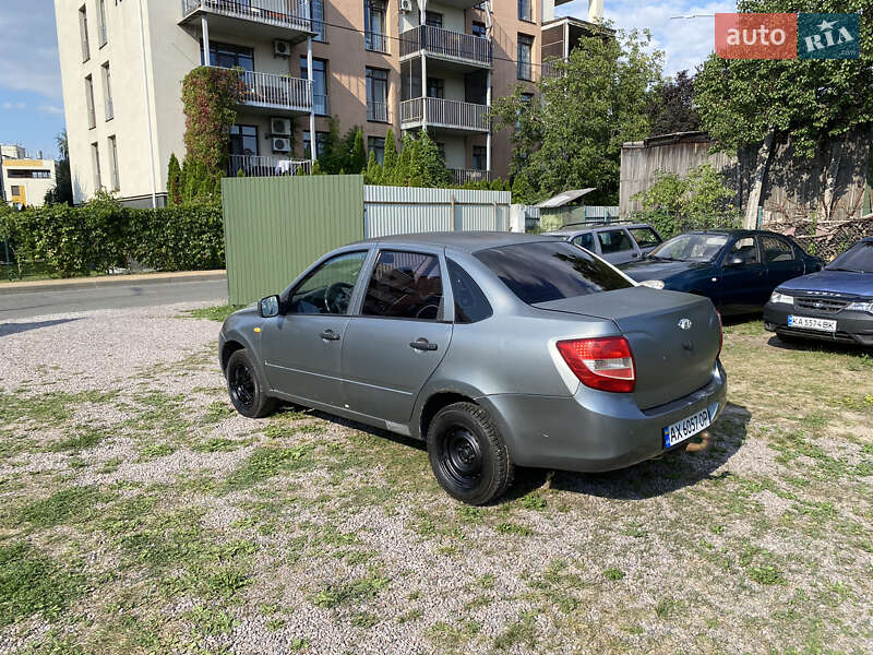 Седан ВАЗ / Lada 2190 Granta 2012 в Киеве
