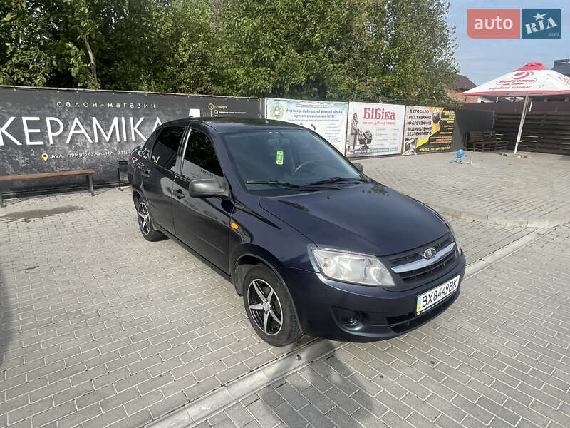 Седан ВАЗ 2190 Granta 2013 в 