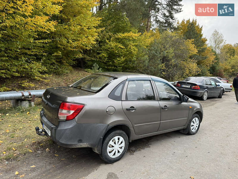 Седан ВАЗ / Lada 2190 Granta 2015 в Славуті