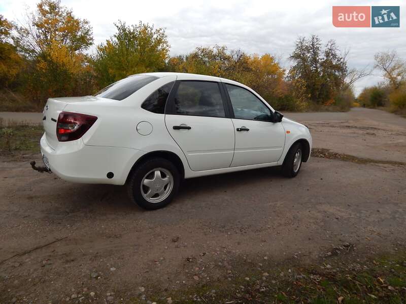 Седан ВАЗ / Lada 2190 Granta 2016 в Олександрії