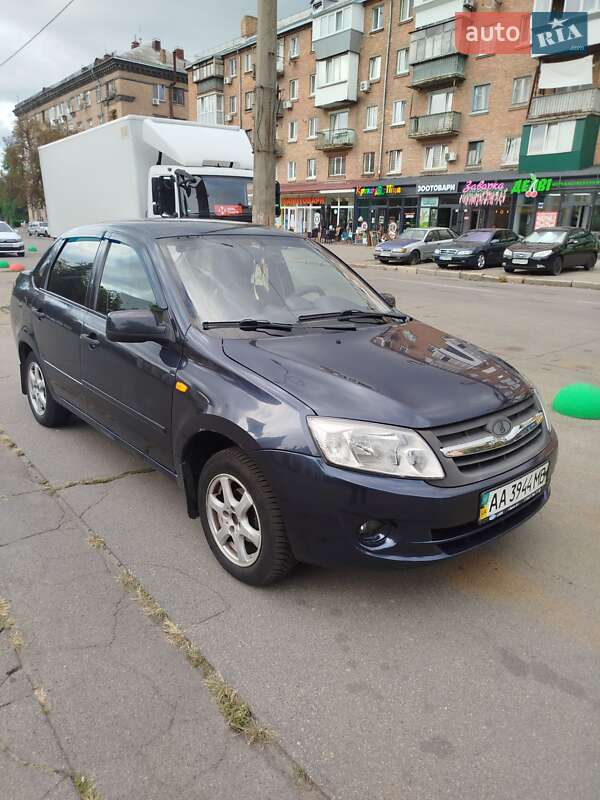 Седан ВАЗ / Lada 2190 Granta 2011 в Киеве
