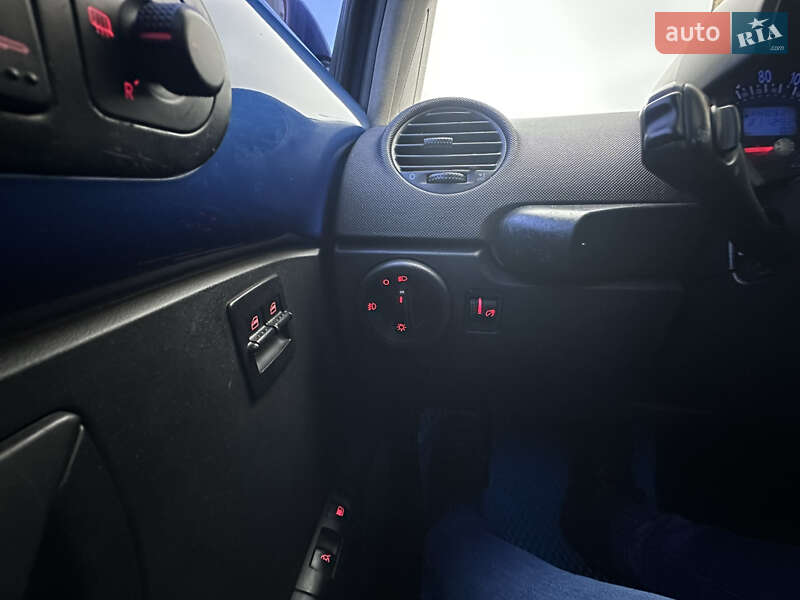 Хэтчбек Volkswagen Beetle 2003 в Киеве