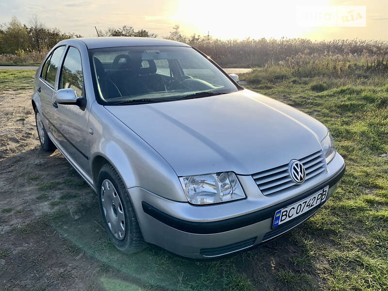 Седан Volkswagen Bora 2001 в Новояворовске