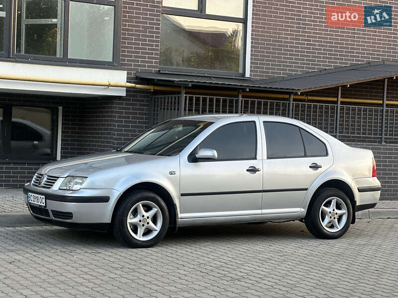 Седан Volkswagen Bora 2003 в Жовкві