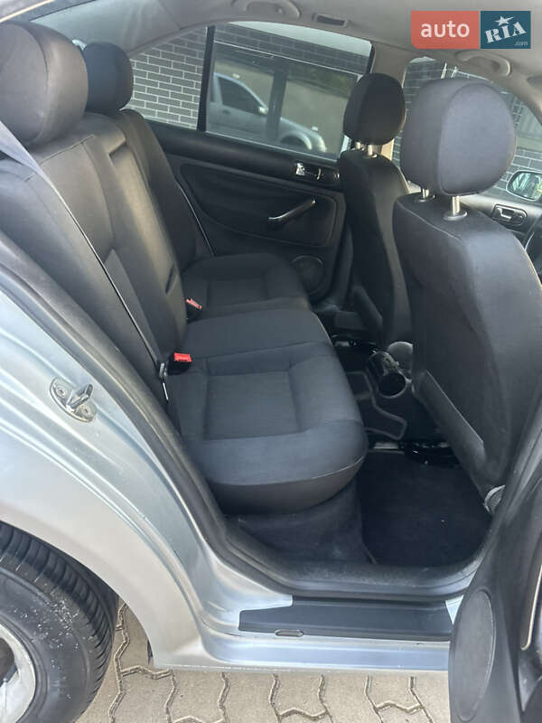 Седан Volkswagen Bora 2003 в Жовкві