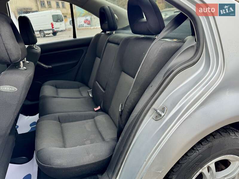 Седан Volkswagen Bora 2002 в Киеве