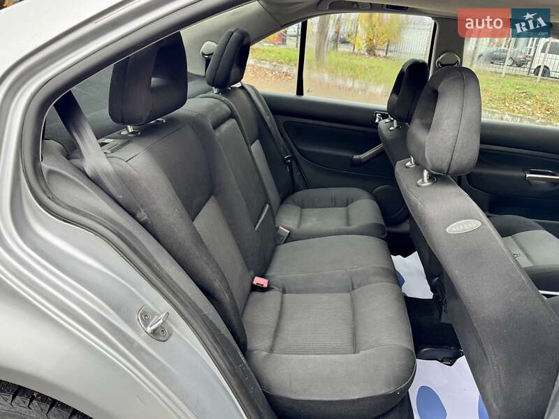 Седан Volkswagen Bora 2002 в Киеве