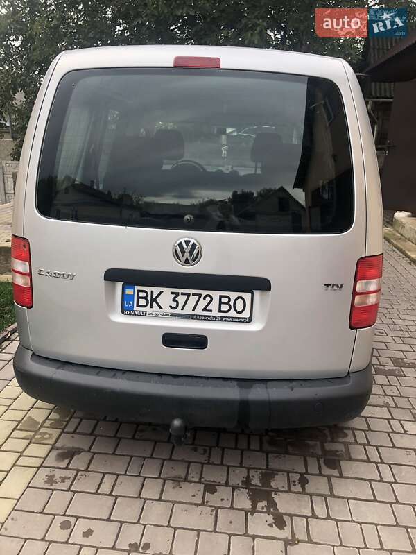 Седан Volkswagen Caddy 2012 в Остроге