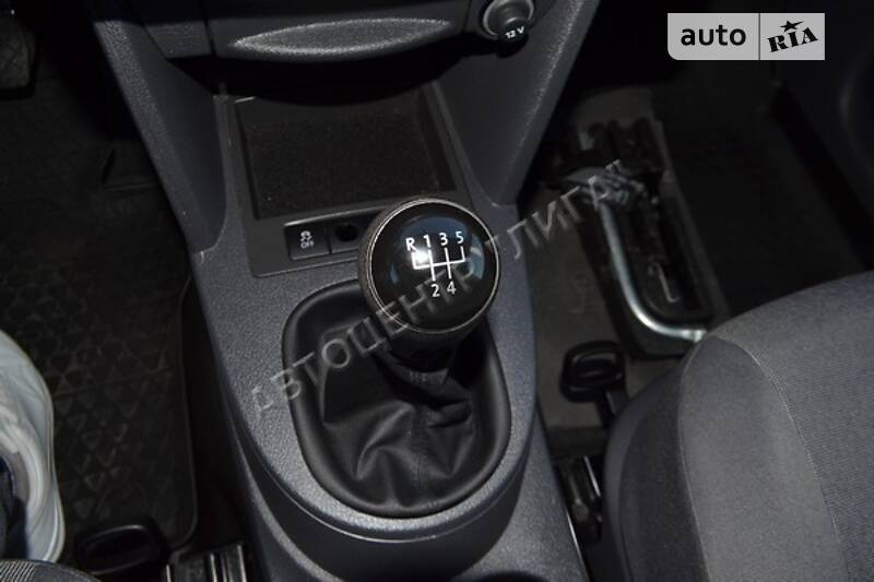 Вантажопасажирський фургон Volkswagen Caddy 2015 в Хмельницькому