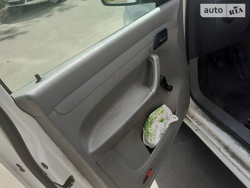 Вантажопасажирський фургон Volkswagen Caddy 2006 в Києві