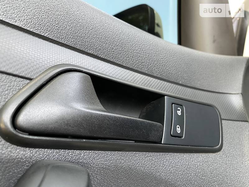 Вантажопасажирський фургон Volkswagen Caddy 2011 в Дніпрі