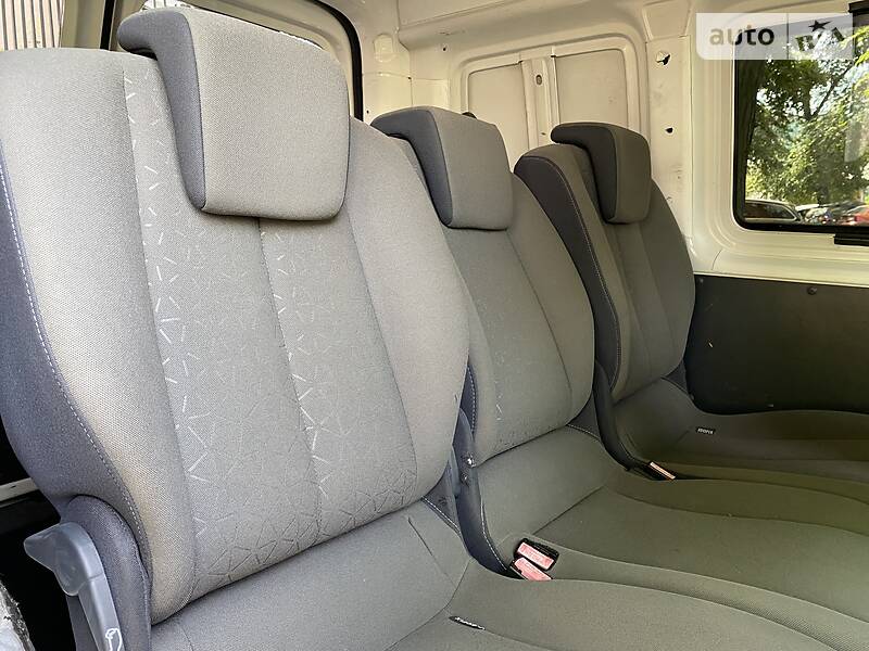 Вантажопасажирський фургон Volkswagen Caddy 2011 в Дніпрі