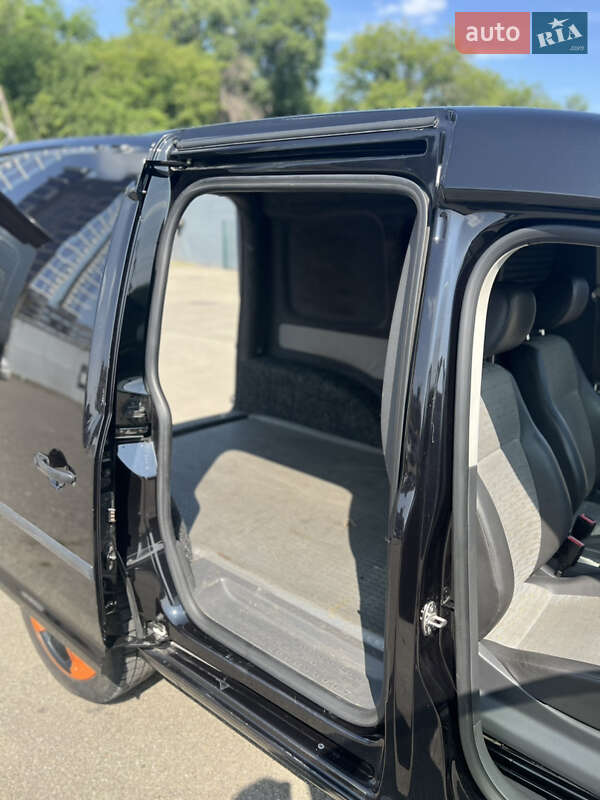 Грузовой фургон Volkswagen Caddy 2011 в Киеве