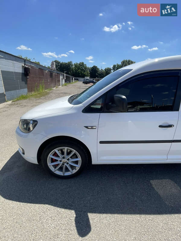 Грузовой фургон Volkswagen Caddy 2013 в Киеве