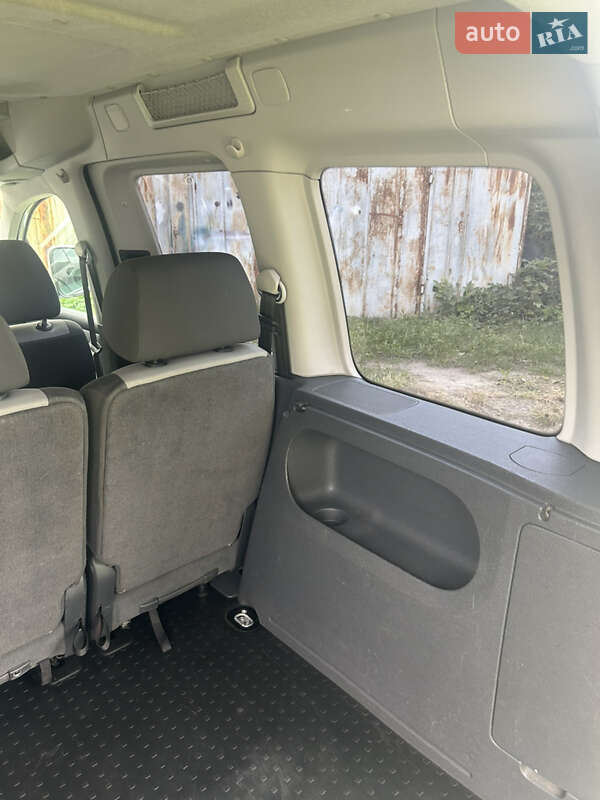Мінівен Volkswagen Caddy 2011 в Нововолинську