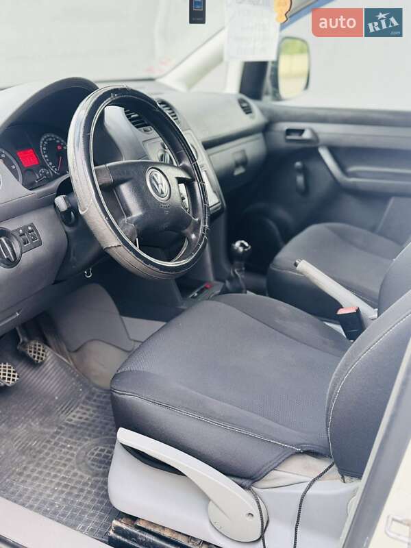 Вантажний фургон Volkswagen Caddy 2005 в Сваляві