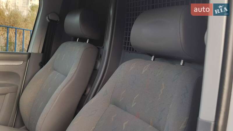Грузовой фургон Volkswagen Caddy 2006 в Дрогобыче