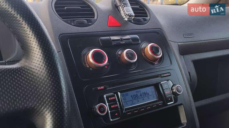 Грузовой фургон Volkswagen Caddy 2006 в Дрогобыче