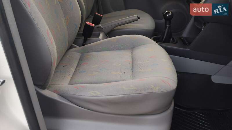 Грузовой фургон Volkswagen Caddy 2006 в Дрогобыче