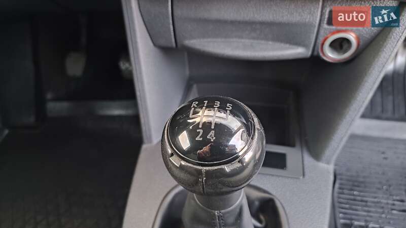 Грузовой фургон Volkswagen Caddy 2006 в Дрогобыче