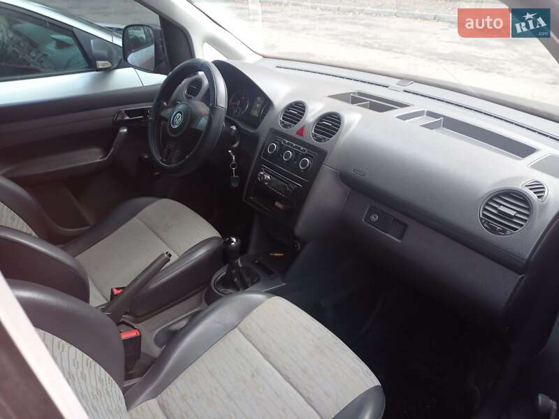Грузовой фургон Volkswagen Caddy 2011 в Львове